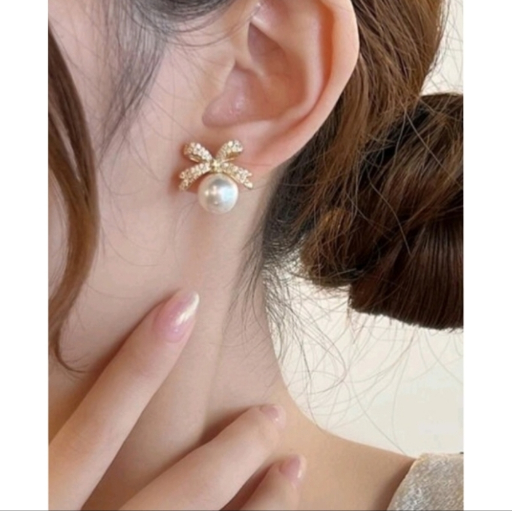 Anthropologie Classic Pearl Bow Gold Earrings - Picture 2 of 5
